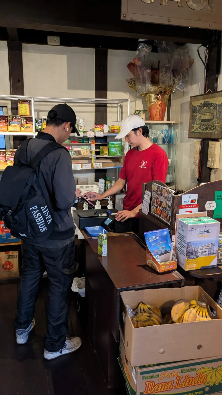 レジで会計をするお客様と店舗スタッフ